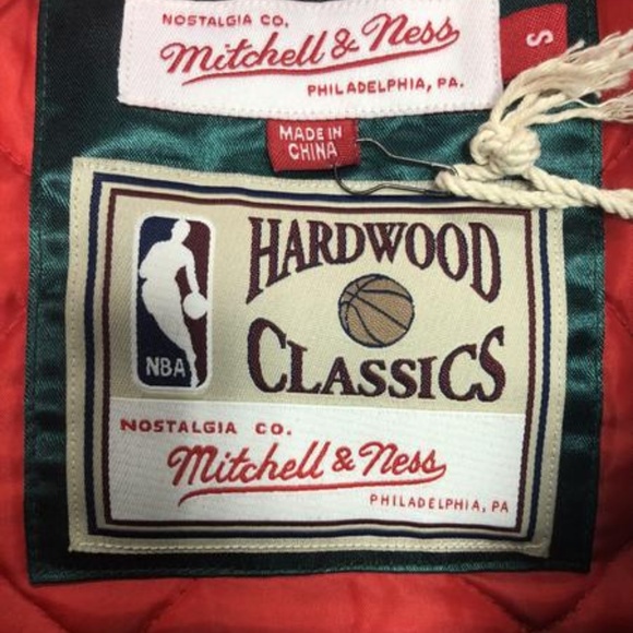 Mitchell & Ness Chicago Bulls Green Satin Jacket - Picture 2 of 5